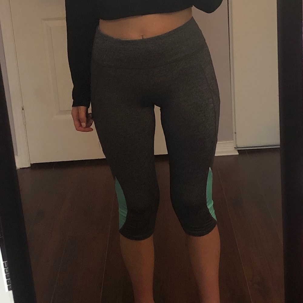 FOREVER21 - CAPRI LEGGINGS WORKOUT PANTS
